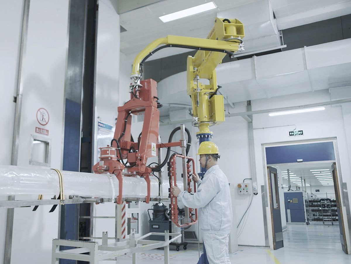 Handling a glass fibre preform in a cleanroom
